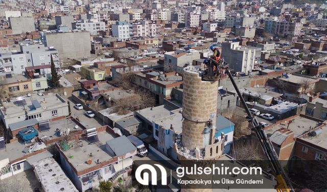 Şanlıurfa'da hasarlı minare kontrollü şekilde yıkıldı