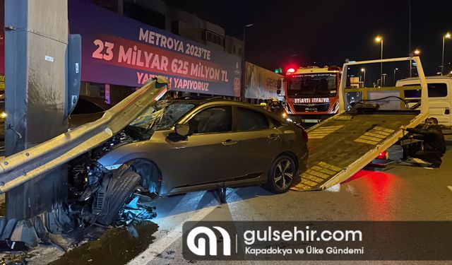 Kadıköy'de bir otomobil bariyerlere çarptı, 3 kişi yaralandı