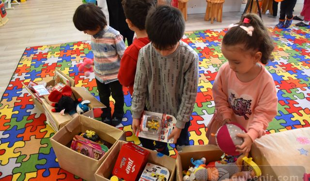 Aksaray'daki çocuklardan depremzede yaşıtlarına hediye