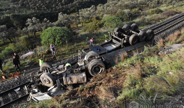 Aydın'da kamyon demir yoluna devrildi, sürücü öldü