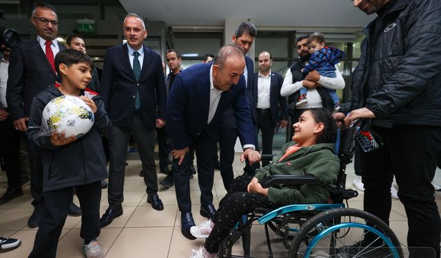 Bakan Çavuşoğlu, Antalya’da depremzedeleri ziyaret etti