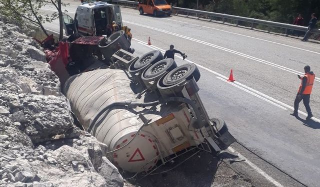 Antalya'da tanker devrildi, sürücü yaşamını yitirdi