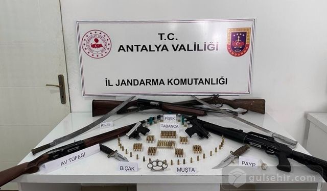 Antalya'da silah kaçakçıları gözaltına alındı