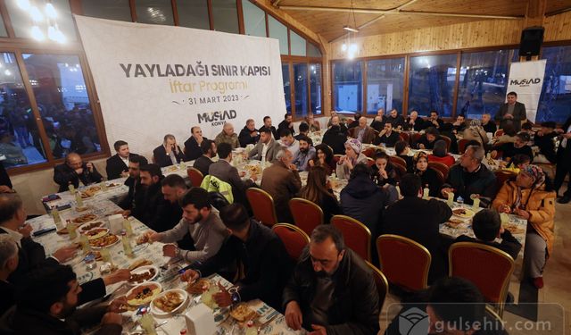 Bakan Akar, Hatay'da depremzedelerle iftar yaptı