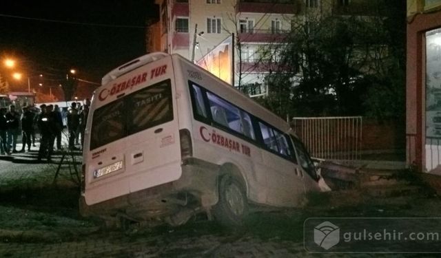 Samsun'da otomobil ile minibüs çarpıştı