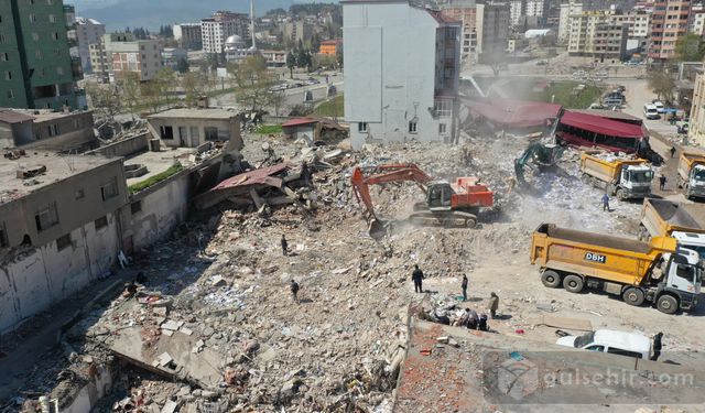 Kahramanmaraş'ta 18 mahallede enkaz çalışmaları sürüyor