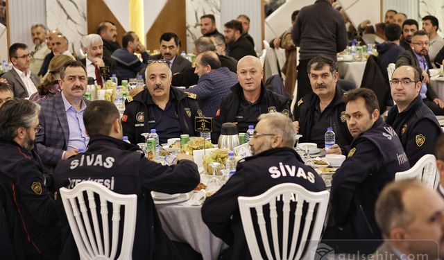 Deprem yerlerinde görev yapanlar Sivas'ta iftar yaptı