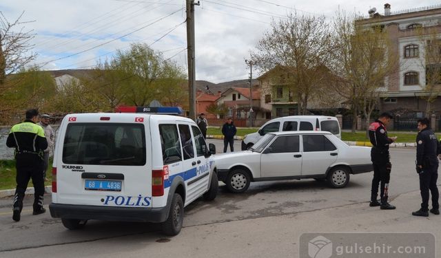 Aksaray'da bir sürücü polis aracına çarptı