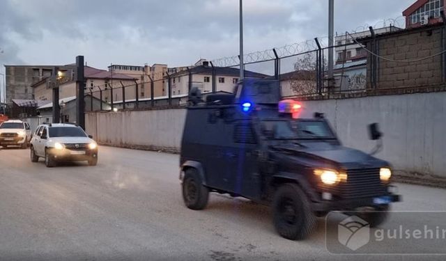 Hakkari'de polis aracına taş atan 15 kişi gözaltında