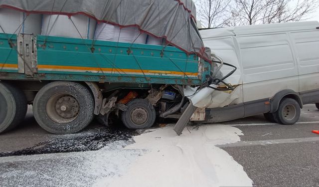 Bursa'da kamyonet tıra çarptı, 2 kişi hayatını kaybetti
