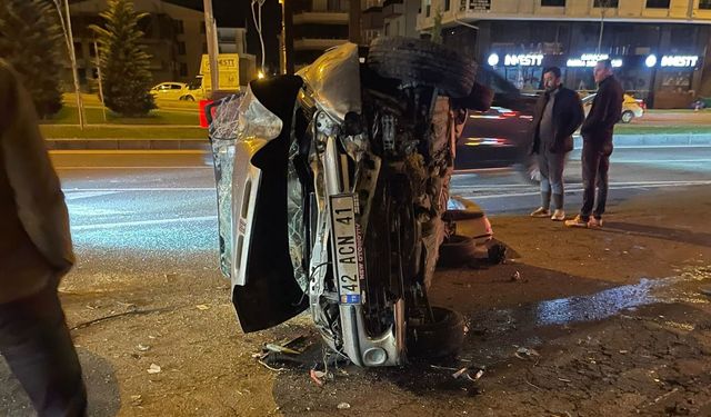 Nevşehir'de otomobil refüje çarparak devrildi