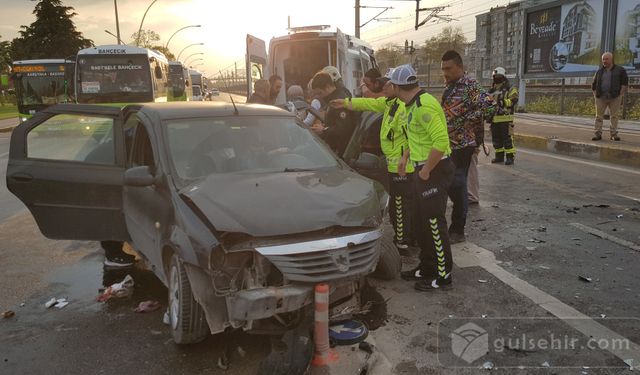 Kocaeli'de iki otomobil çarpıştı, yaralılar mevcut