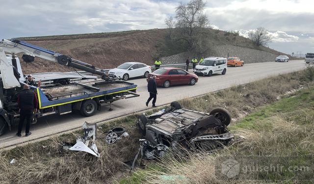 Kırıkkale'de otomobiller çarpıştı, biri su kanalına devrildi