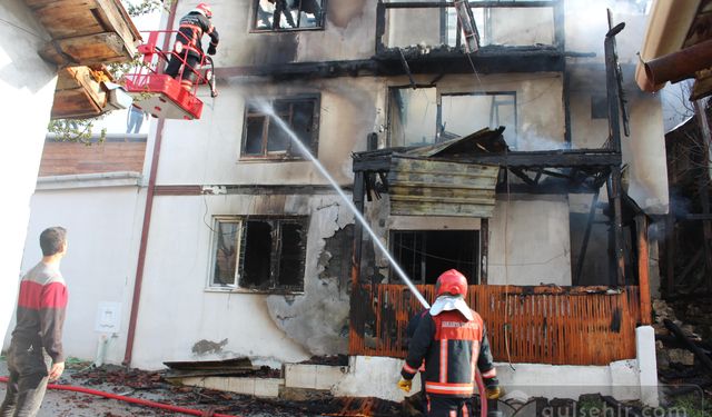 Sakarya'da ahşap evde yangın çıktı