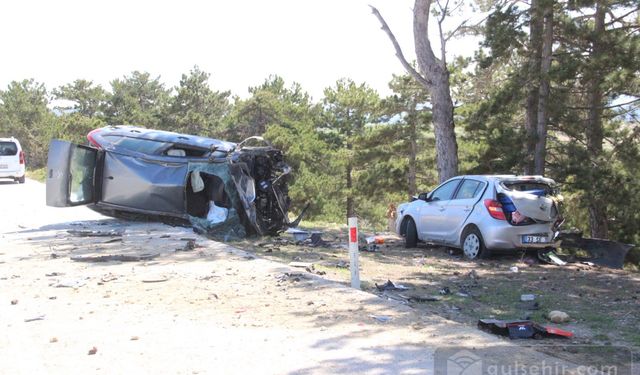 Karaman'da yol kenarında duran araca başka bir araç çarptı