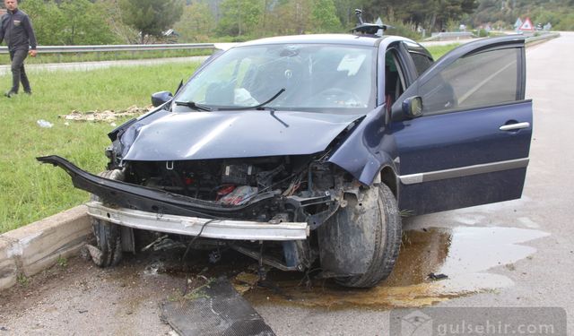 Amasya'da otomobil refüje çarptı, 4 kişi yaralandı