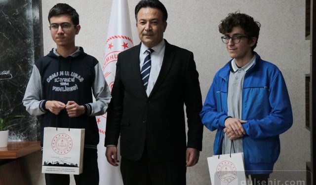 MSÜ sınavından tam puan alan öğrenciyi Kayseri Milli Eğitim Müdürü tebrik etti