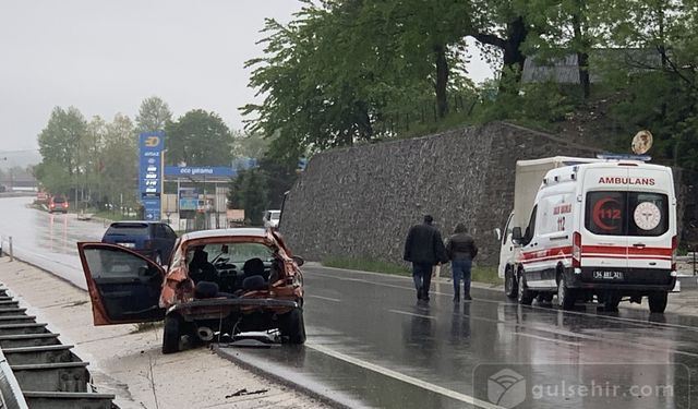 Sakarya'da bir araç bariyerlere çarptı: 2 ölü