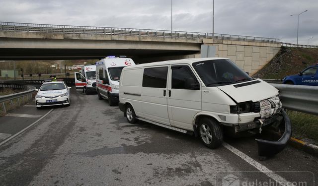 Sivas'ta panelvan araç bariyere çarptı