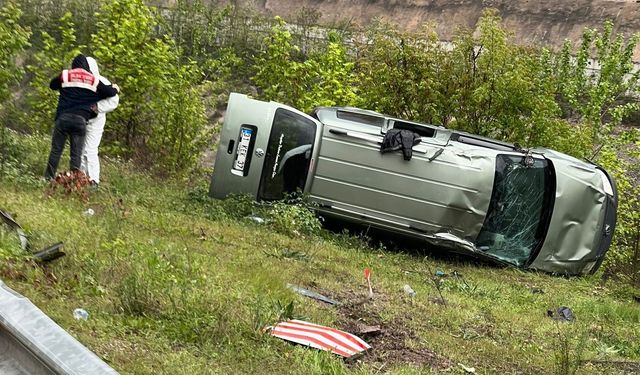 Tokat'ta minibüs devrildi, ölü ve yaralılar mevcut