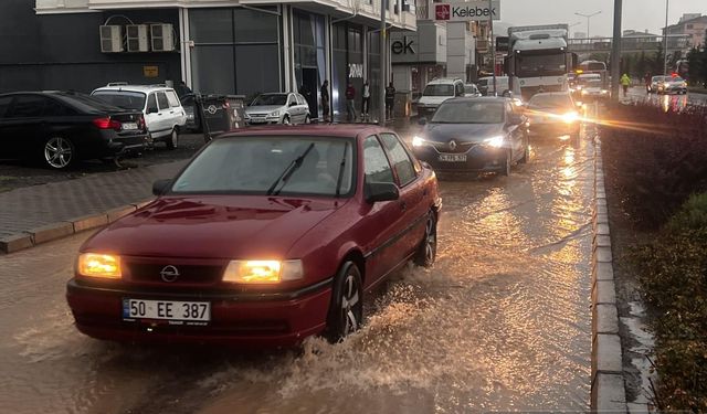 Nevşehir'de yoğun sağanak trafiği felç etti