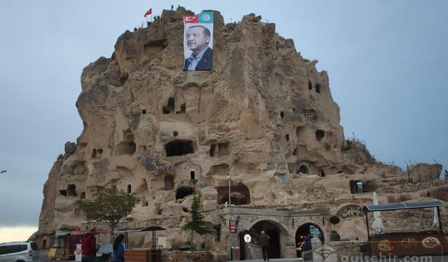 Dünyanın en büyük doğal gökdeleninde Recep Tayyip Erdoğan posteri