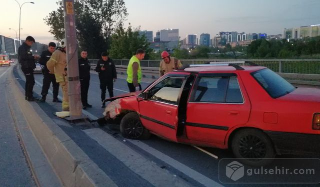 İstanbul'da otomobil refüje çarptı, sürücü yaralandı