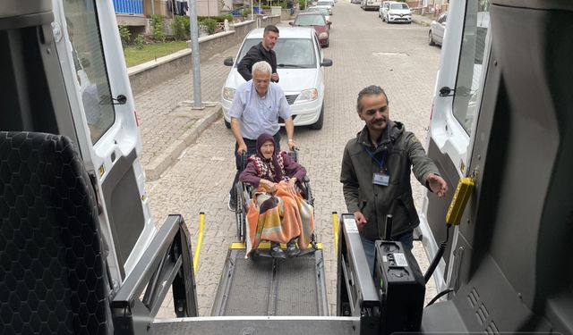 Nevşehir'de engelli ve hastalar, görevliler ile oy kullandı