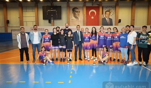 Basketbol gençlik kupasının kazananlarına ödüller verildi