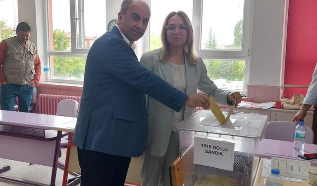 Cumhurbaşkanlığı seçimleri için eşimle birlikte sandığa giderek oyumuzu kullandık.