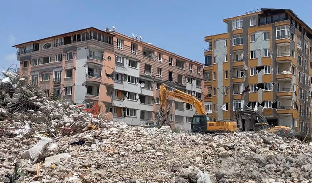 Hatay'da, ağır hasarlı binaların yıkımı sürüyor