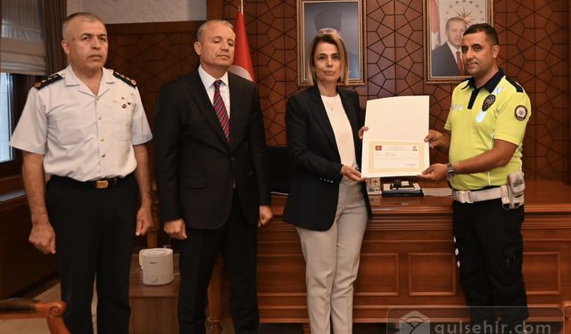 İnci Sezer Becel kahraman polise başarı belgesi verdi