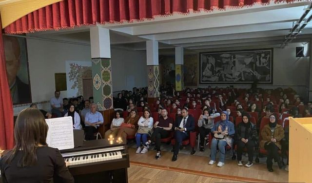 Nevşehir Anadolu Lisesinde piyano şöleni