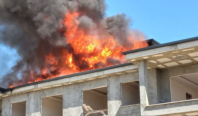 Balıkesir'de korkutan yangın: Çatı bir anda alev aldı