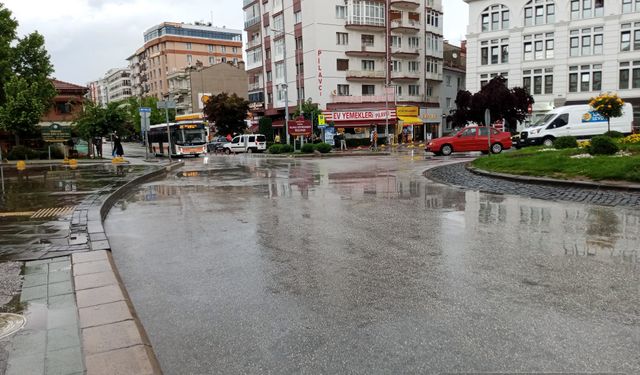 Sokaklar yağmur sonrası boş kaldı
