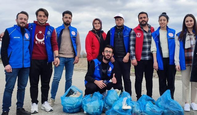 Gençler çevre temizliğiyle farkındalık yarattı