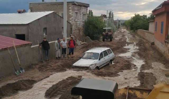 Sel vurdu! Nevşehir-Aksaray Karayolu trafiğe kapandı