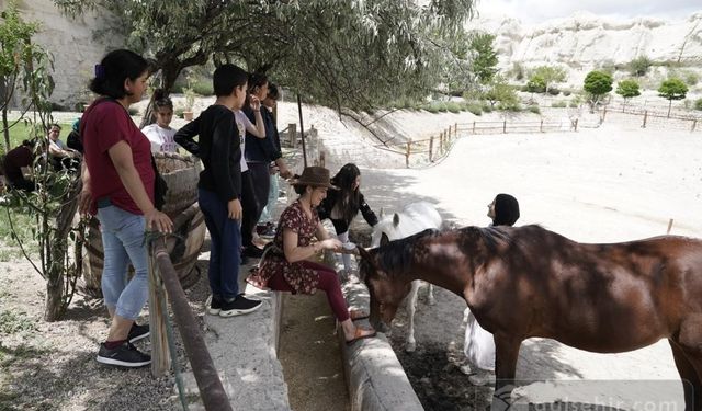 Depremzede çocuklar Kapadokya'da ata bindi