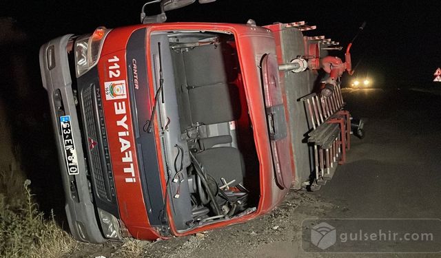 Yardıma gitmek isteyen itfaiye aracı devrildi