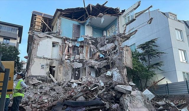 Eskişehir'de 3 katlı apartman çöktü