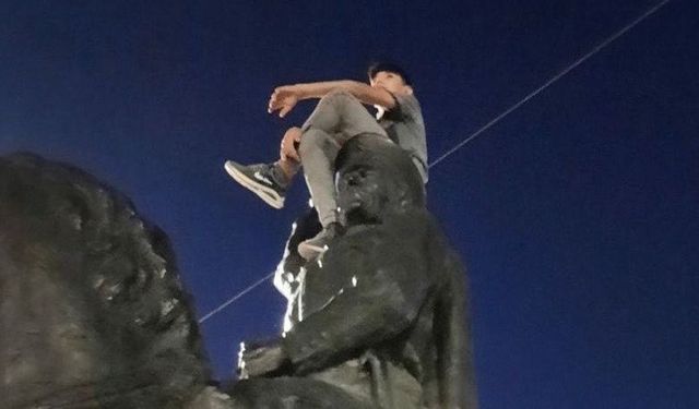Atatürk heykelinin üstüne çıkmıştı: O çocuk gözaltına alındı