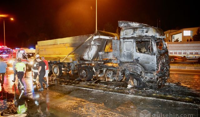 Bariyere çarpan tır otoyolda küle döndü