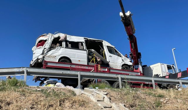 Tarım işçisini taşıyan araç kaza yaptı: 24 yaralı