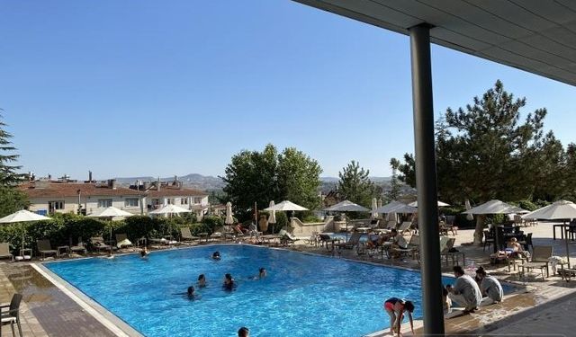 Kapadokya'da turistler havuzda serinliyor