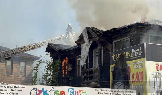 Bartın'da ahşap ev alevlere teslim oldu