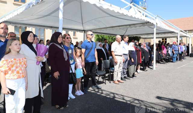 İl protokolü öğrencilerin mezuniyet sevinci