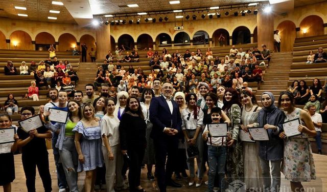 Mehmet Savran tiyatro kursunu tamamlayan öğrencilere belge verdi