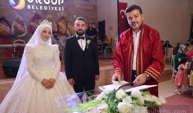 Mehmet Aktürk nikah kıyıp genç çiftlere mutluluk diledi