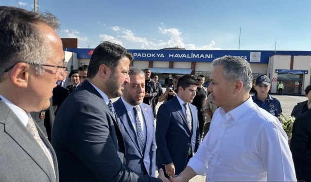 Emre Çalışkan, Ali Yerlikaya'yı havalimanında karşıladı