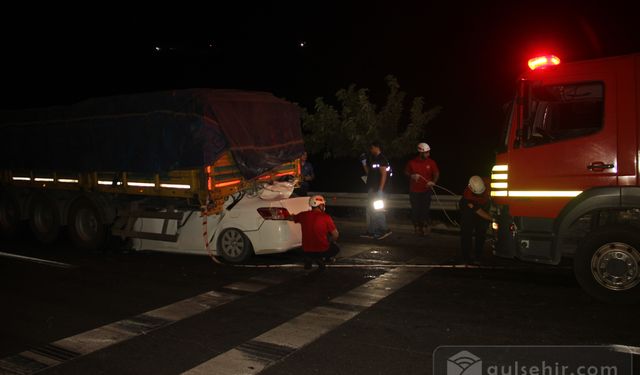 Otomobil tıra çarptı: Araçtaki 2 kişi hayatını kaybetti